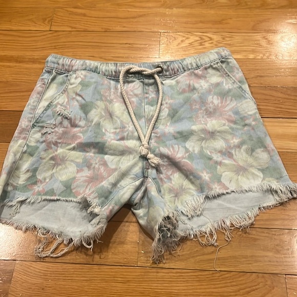 Aerie women’s floral tropical distressed shorts size medium. - Picture 2 of 11